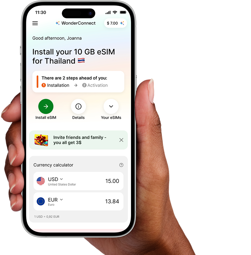 Eine Hand hält ein Smartphone mit geöffneter WonderConnect-App, auf dem der Installationsbildschirm für eine 10-GB-eSIM für Thailand zu sehen ist. Der Bildschirm zeigt Schaltflächen für „eSIM installieren“, „Details“, einen Währungsrechner (USD in EUR) sowie eine Einladung zum Empfehlungsprogramm.
